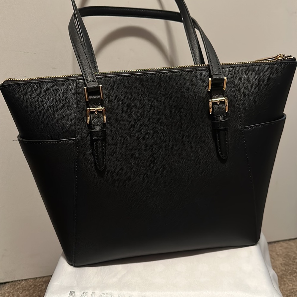 Michael Kors purse. Just used 3 times. - Picture 4 of 7